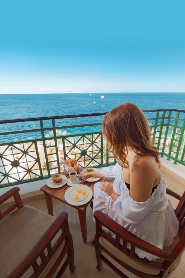 斯特拉迪梅尔海滩酒店&Spa 沙姆沙伊赫 外观 照片 A woman on a balcony