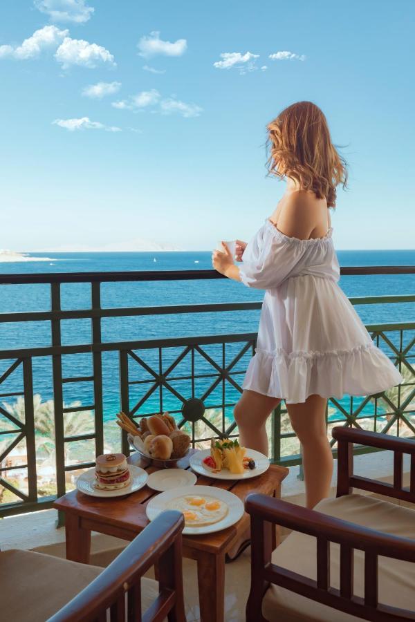 斯特拉迪梅尔海滩酒店&Spa 沙姆沙伊赫 外观 照片 A woman wearing a sun dress