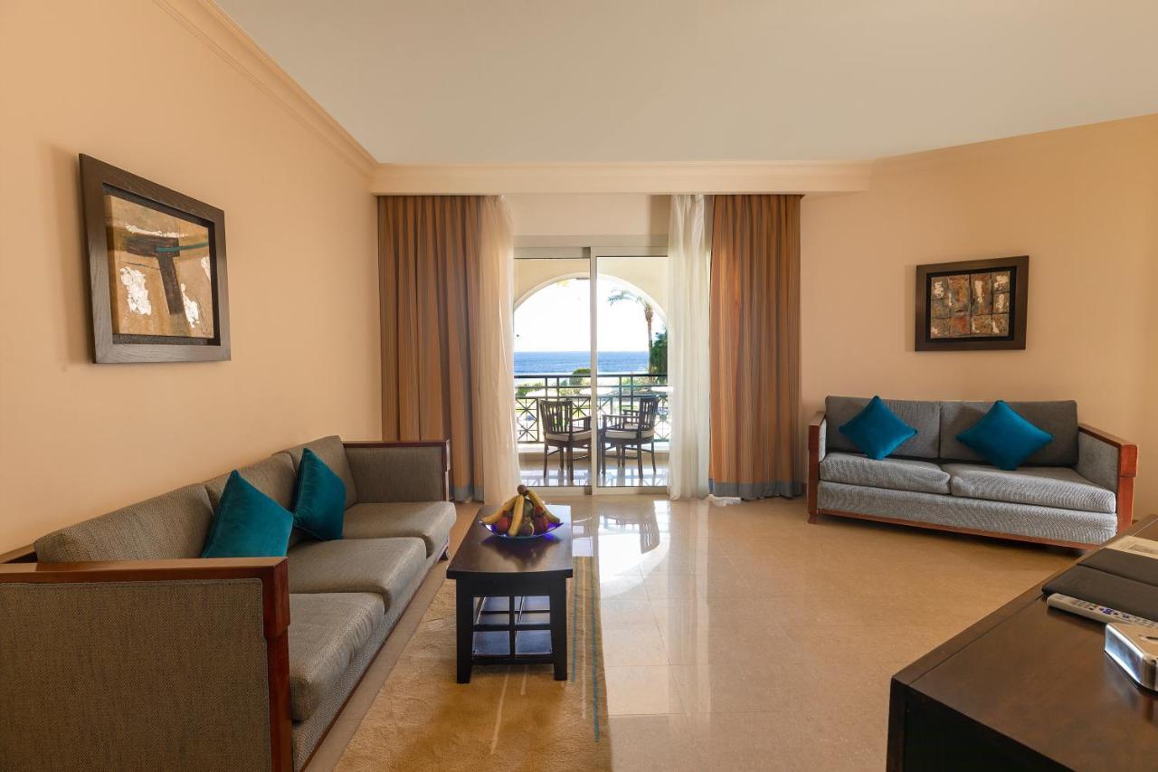 斯特拉迪梅尔海滩酒店&Spa 沙姆沙伊赫 外观 照片 A living room in a suite at the Hilton Sharm El Sheikh Resort
