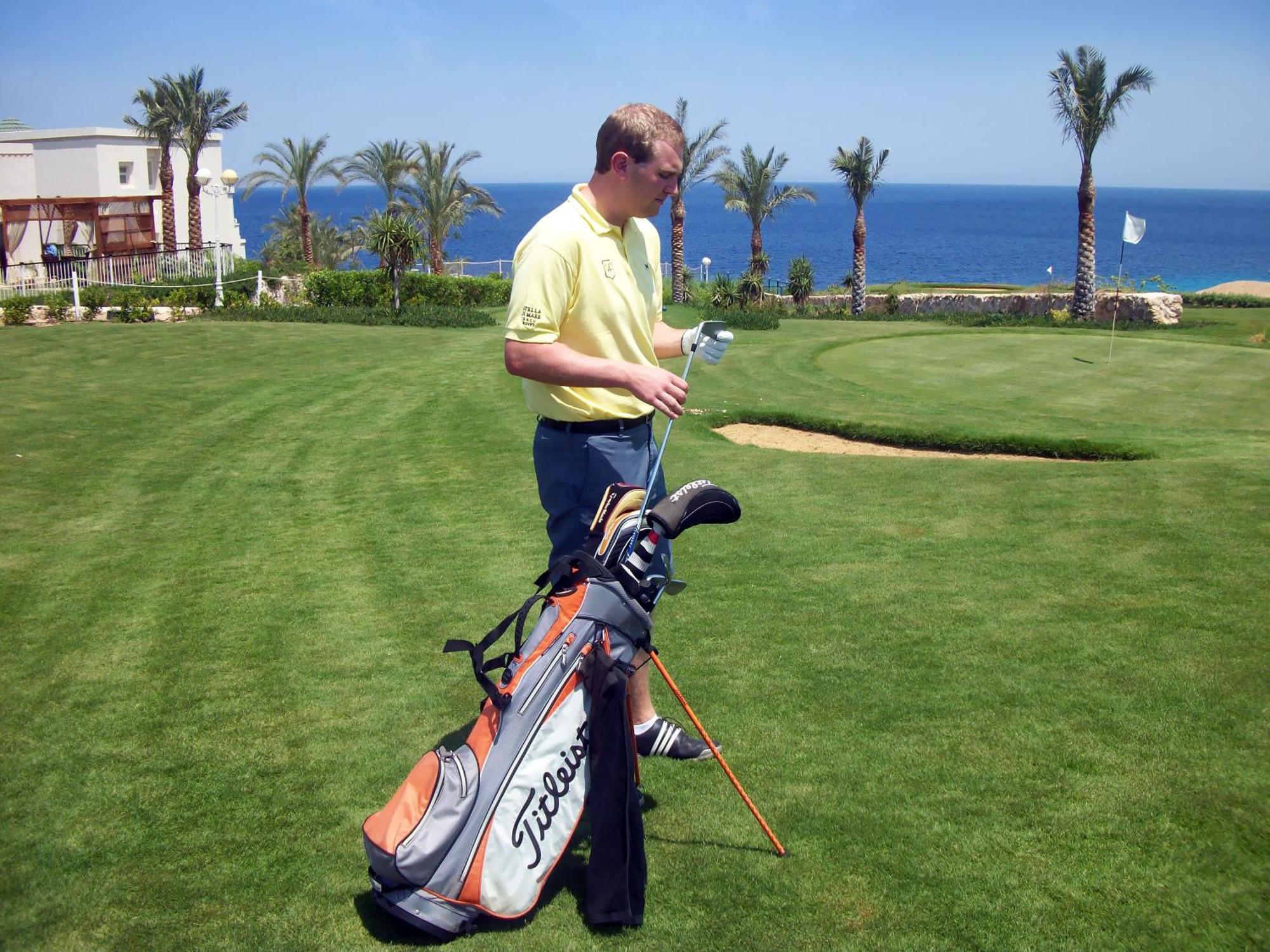 斯特拉迪梅尔海滩酒店&Spa 沙姆沙伊赫 外观 照片 Golf player with a golf bag