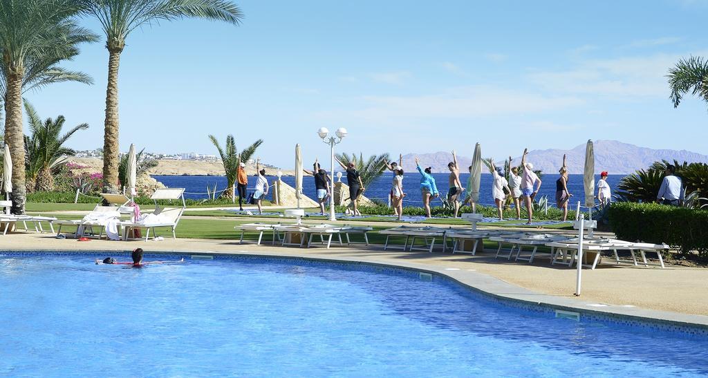 斯特拉迪梅尔海滩酒店&Spa 沙姆沙伊赫 外观 照片 A group of tourists exercising at a resort in Egypt